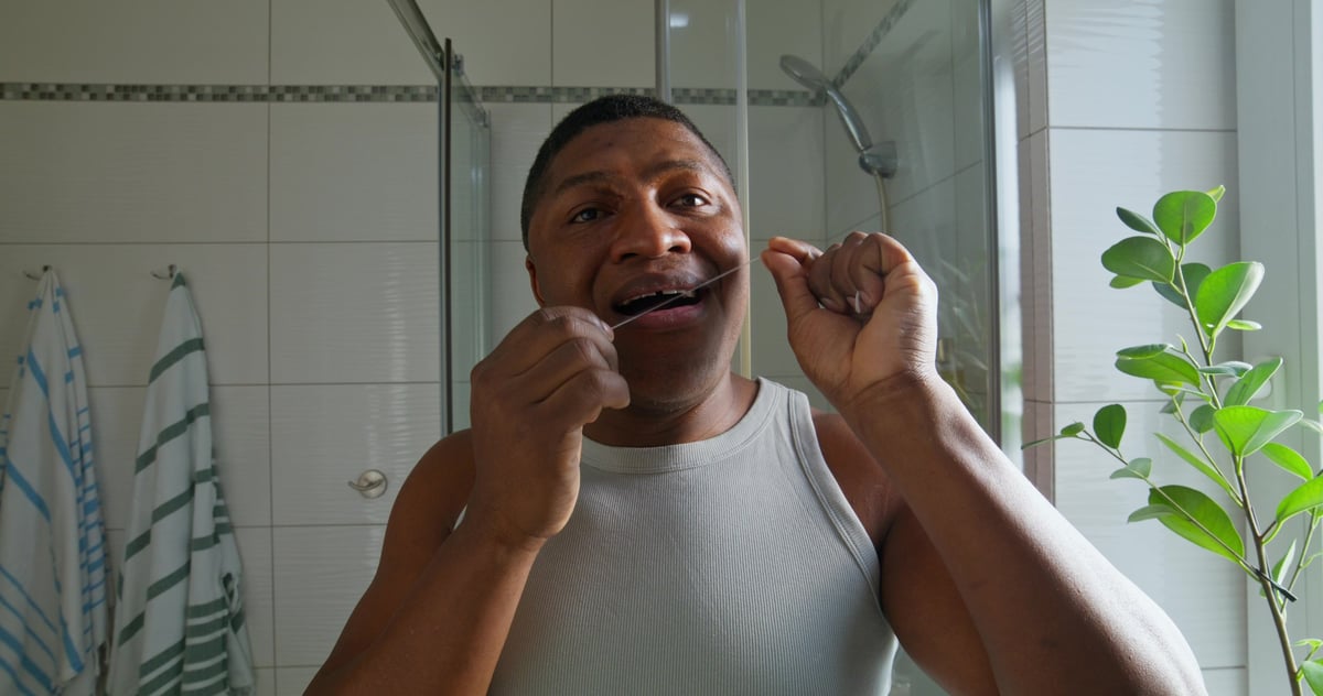 Hilo dental y encías saludables